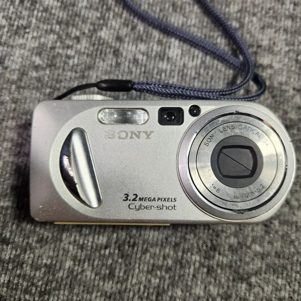 Sony Digital Camera Cybershot DSC-P8 3.2MP Silver 128mb Memory Tested Read
